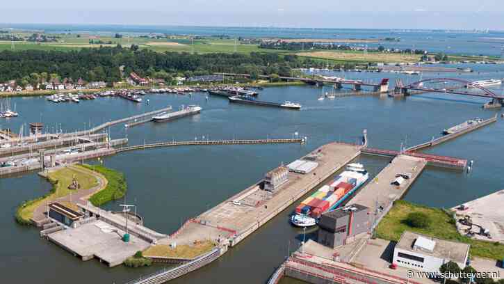 Herstel reservedeur stremt Prins Willem-Alexandersluis