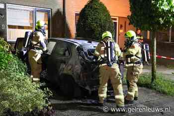 Auto uitgebrand, baby’s in politiewagen opgewarmd