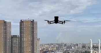 KIJK | Vrouw wil naar parade kijken, maar drone is daar niet van gediend