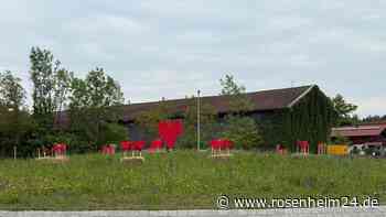 Rote Herzen auf Kreisverkehr bei Chieming – das steckt dahinter