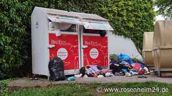 „Eine Tonne Altkleider“: Wasserburger Wertstoffinseln versinken im Kleidungsmüll