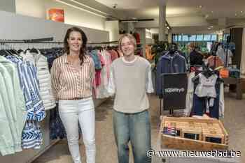 Nieuwe modezaak met kleurrijke, sportieve kledij opent deuren langs de Ooststraat: “Hier kan men ook sneakers laten personaliseren”