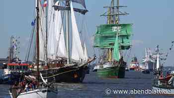 Einlaufparade bei bestem Wetter – der Hafengeburtstag ist eröffnet