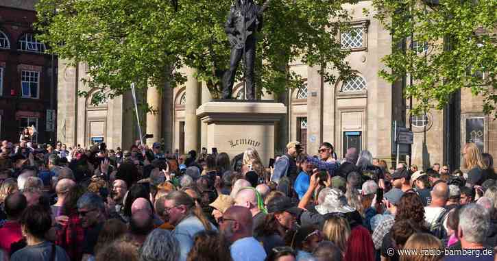 Motörhead-Fans feiern Statue für Kultrocker Lemmy Kilmister