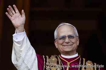 Weißer Rauch kommt während des Gottesdienstes