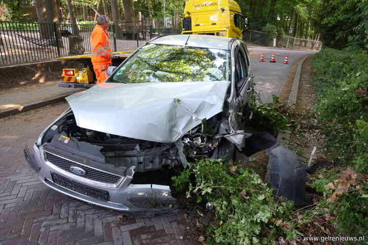 Auto vliegt uit de bocht voor school in Arnhem