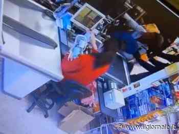"Devo bruciare la chiesa". E la straniera minaccia cassieri e clienti del supermercato