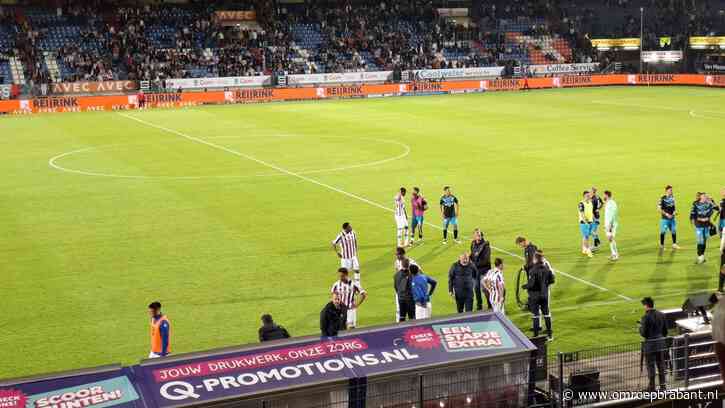 Wedstrijd van Willem II stilgelegd: bekers op veld gegooid