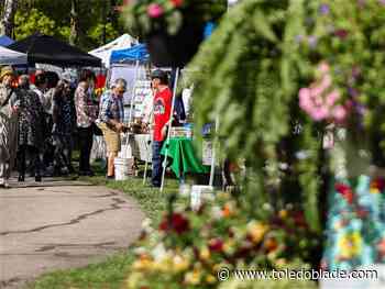 Photo Gallery: Night Market In The Garden