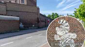 Iconische ‘stoute smurf’ krijgt likje verf: “Gevangenis wil hem ook bewaren”