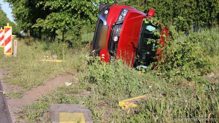 Auto crasht na mislukte inhaalpoging en botsing met vrachtwagen