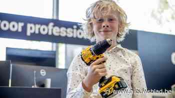 Seppe (8) wint creatieve Timmerlandwedstrijd met zelfgebouwde flipperkast