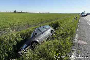 Auto belandt in gracht na botsing met paal langs Brugse Baan