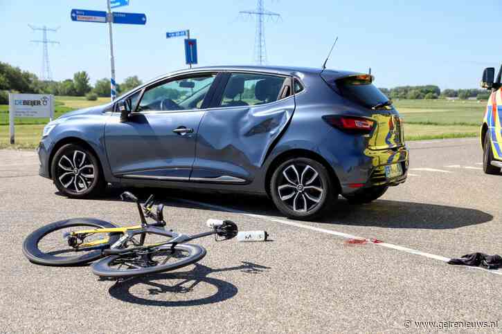 Wielrenner aangereden door automobilist, traumahelikopter opgeroepen