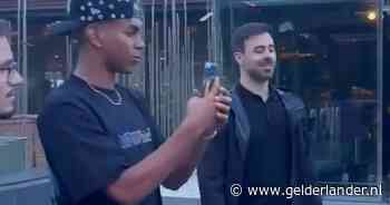 KIJK | Toeristen herkennen sterspeler Yamal niet en vragen hem als fotograaf