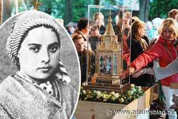 200 gelovigen brengen stukje van heilige tiener naar grot van Lourdes: “Ze inspireert ons om zorg te dragen voor anderen”