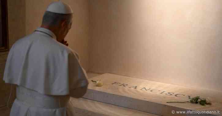 La rosa bianca di Papa Leone XIV per Francesco, trenta minuti in preghiera sulla tomba