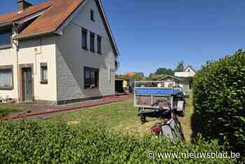 Klimop wegbranden loopt fout en zet ook schuur en volière in vlammen