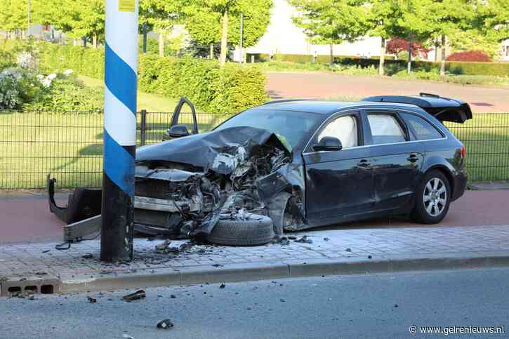 Auto total-loss na botsing, bestuurder aangehouden voor rijden onder invloed