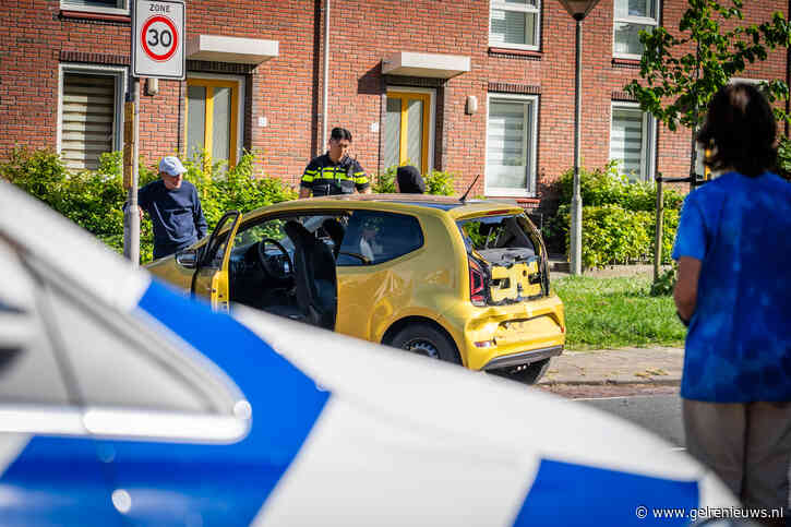 Achterruit gesneuveld bij aanrijding tussen bestelbus en auto
