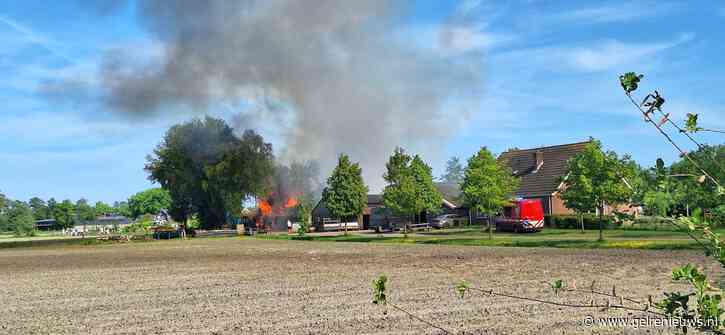 Leegstaande boerderij verwoest door uitslaande brand, omgeving afgezet vanwege mogelijk asbest