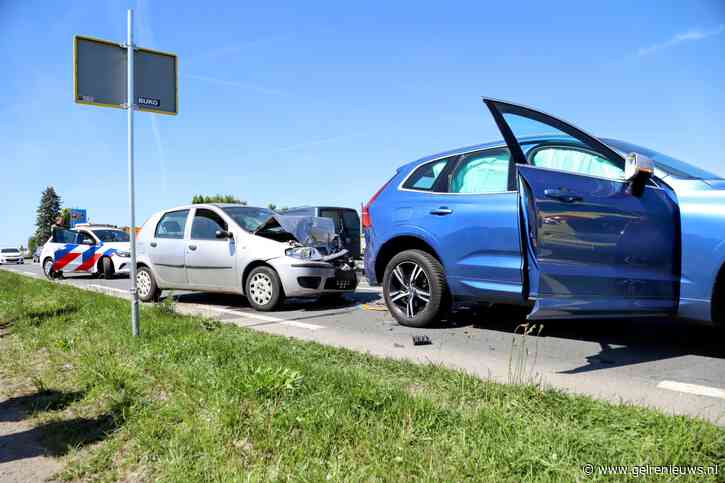 Bestuurder gewond bij kop-staartbotsing