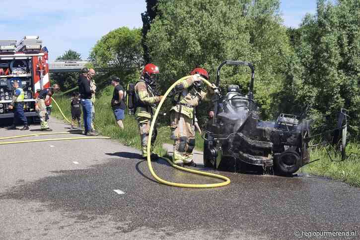 Grasmaaier vliegt in brand langs de Purmerdijk in Purmerend