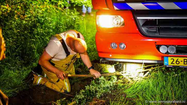 Blusvoertuigen rijden zich vast op weg naar brand in natuurgebied