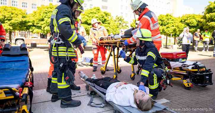 Einsatzkräfte simulieren Flugzeugabsturz in Großstadt