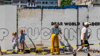 Ouders en kinderen geven kleur aan kunstwerk gericht aan wereldleiders: “Ik zou niet met de toekomst van mijn kind willen ruilen”