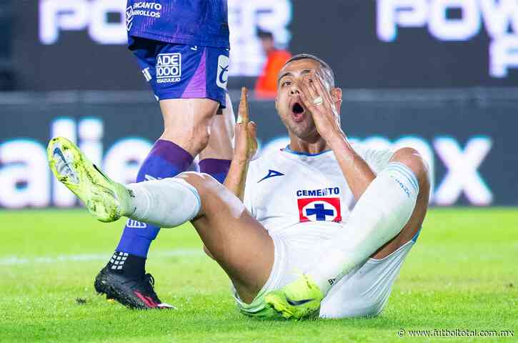 Giakoumakis no se va solo, Vicente Sánchez decide otras bajas en Cruz Azul
