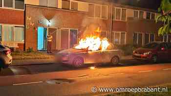 Auto in vlammen op, verdachte rijdt op hoge snelheid weg