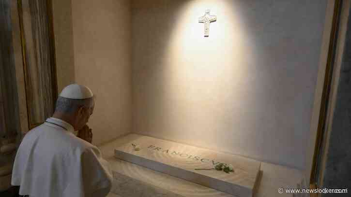 Paus Leo XIV onaangekondigd langs bij graf voorganger Franciscus