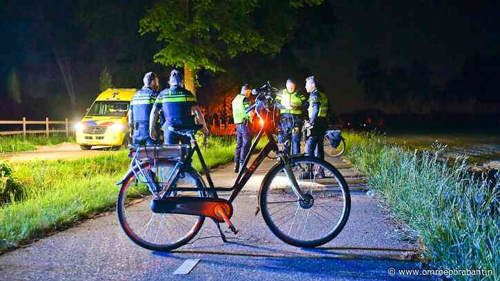 Fietsster gewond aan hoofd na botsing en harde val, traumaheli opgeroepen