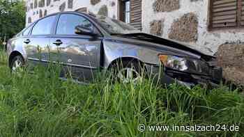 Unfall in St. Erasmus: Volvo kracht gegen Hauswand