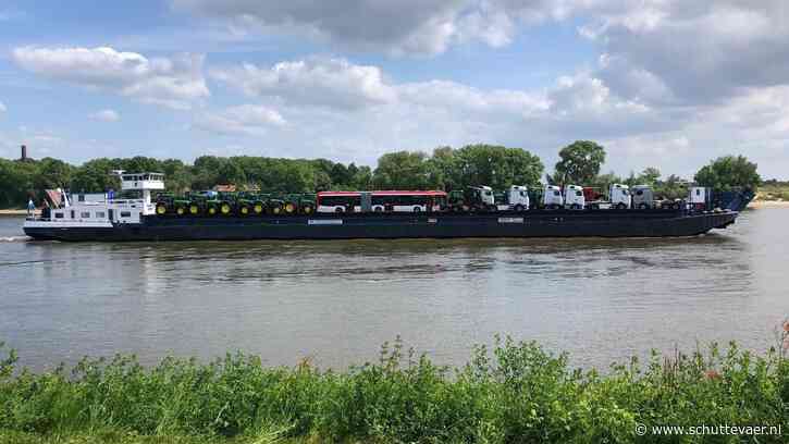 Tractoren, bussen en vrachtwagens met de binnenvaart mee over de Rijn