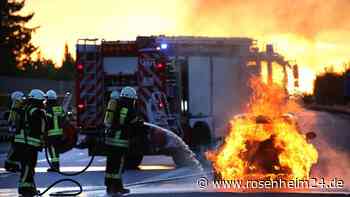 Auto brennt lichterloh auf A94: „Großer Schaden an Fahrbahn“ – Über einen spektakulären Einsatz