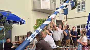 Ein Maibaum für Wasserburg: Café Central wuchtet eigenes Stangerl in die Höhe