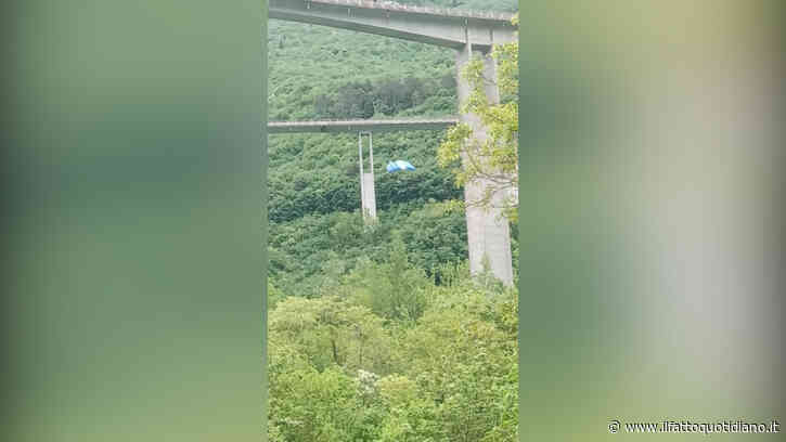 La nuova “folle moda”: lanci dal viadotto dell’autostrada con il paracadute. Due denunciati – Video