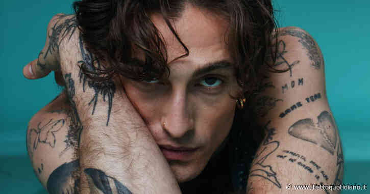 Damiano David fa a botte con le sue “divertenti piccole paure” fino a sprofondare, ma ci suggerisce che l’amore ci salverà per sempre. Provare per credere