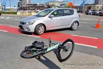 Fietser afgevoerd naar ziekenhuis na aanrijding aan Stapelplein