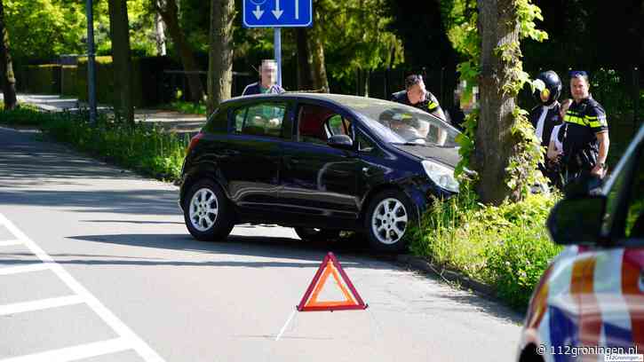 Auto botst tegen boom op Verlengde Hereweg in Groningen