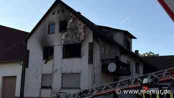Flammen greifen auf Dachstuhl über: Toter bei Brand in Mehrfamilienhaus gefunden