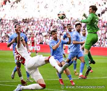 ‘Geen stress’, zegt Farioli in de rust, toch bezwijkt Ajax onder de druk