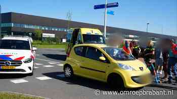 Auto en fietser botsen bij fietsoversteekplaats, fietser zwaargewond