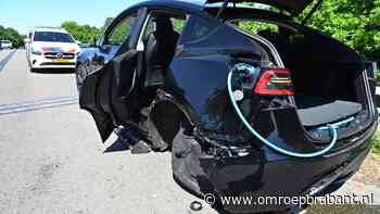 Auto botst op tegenligger tijdens inhaalactie