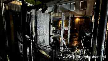 Brand verwoest schuurtjes en schutting, politie houdt rekening met opzet