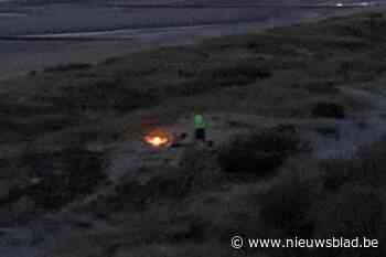Koppeltje stookt idyllisch vuurtje in duinen, maar krijgt bezoek van politie: “Wisten niet dat er code oranje geldt”