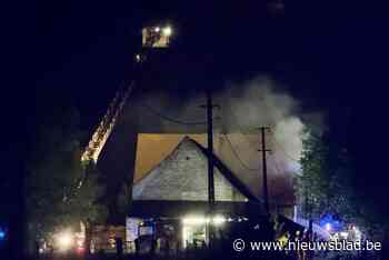 Brandweer moet dakbrand in leegstaande hoeve blussen