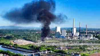 Großbrand an Grenze zu Bayern: Rauchsäule weit zu sehen